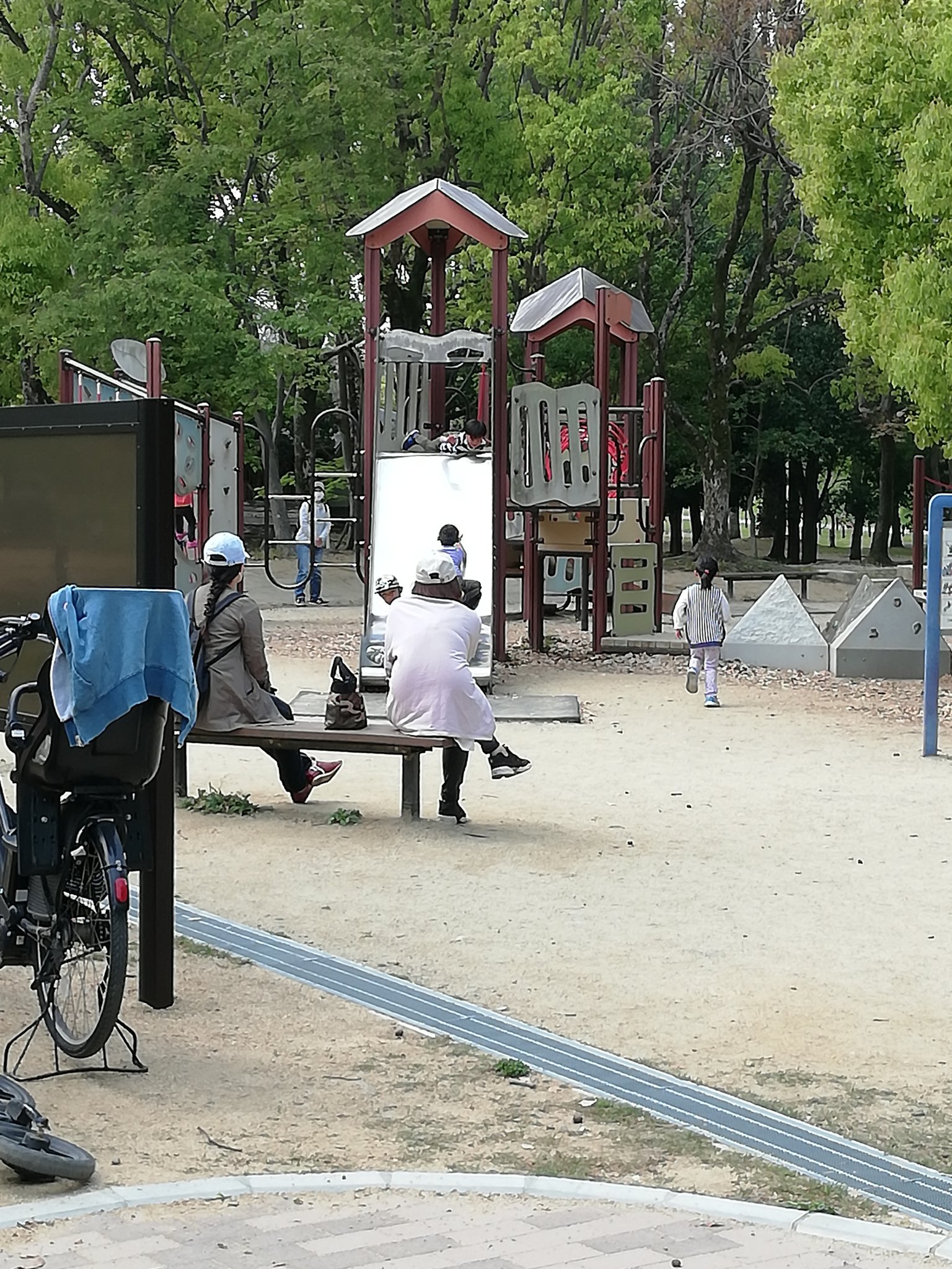 ツムラサダオ 堺市の大仙公園は 遊具を解放しています