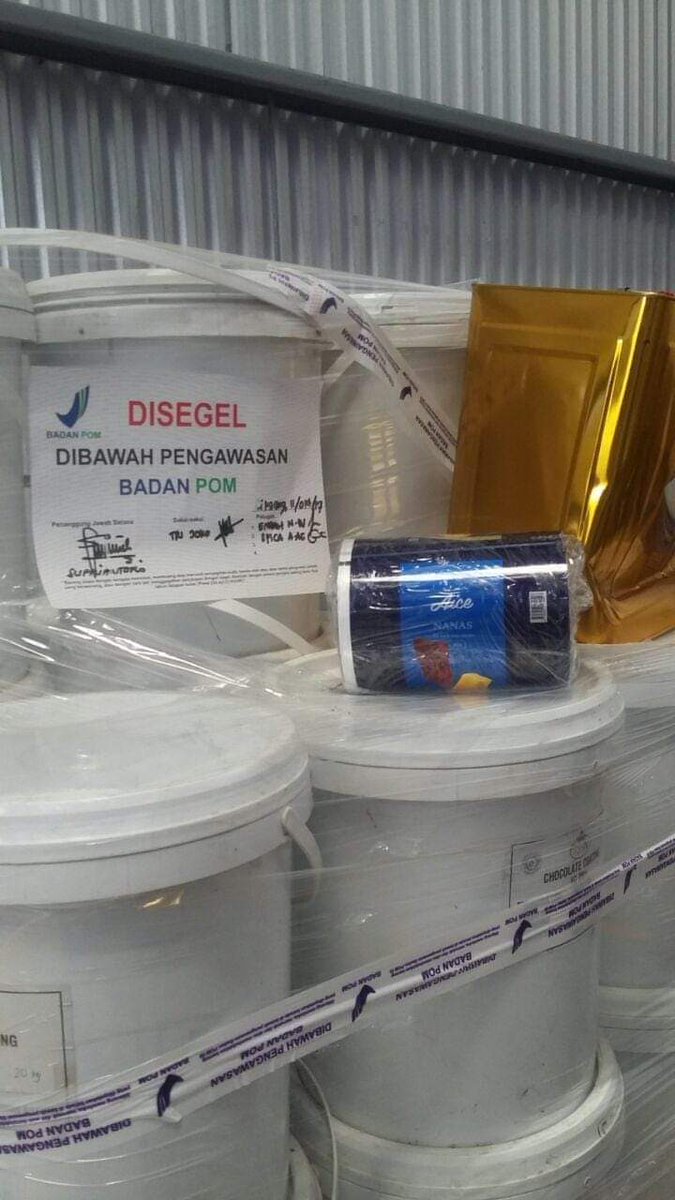 JumversW's tweet photo. Menjawab video kampanye ngibul AICE yg katanya perlakukan karyawan manusiawi dan higienies. Soal karyawan diperlakukan kayak apa, udah banyak bukti ga manusiawi. Soal higienis, boleh dicek foto ini.

#LI_ZHIMING

#Usir_LI_ZHIMING_TakPatuhHukumIndonesia

#BoikotAice https://t.co/a9inuwyY4W