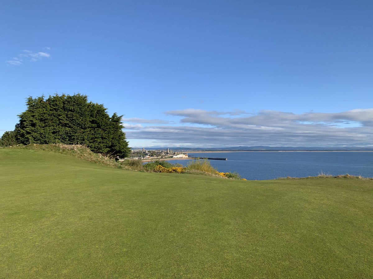 jimmythebunch's tweet image. Morning walk part 1. Think this is gonna be the last day of good weather for a while! Lockdown isn’t too bad with these views @TheHomeofGolf #castlecourse