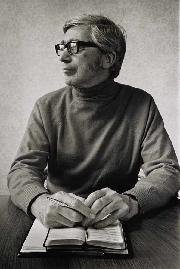 Celebrating the life of Edwin Morgan, one of the most important Scottish poets of the twentieth century, who was born #otd in 1920. 🙌
This 1980 photograph is by Jessie Ann Matthew.

Find video content online <a href="/EdMorganTrust/">Edwin Morgan Trust</a>: ow.ly/KJiS50zmbPm #EdwinMorgan100