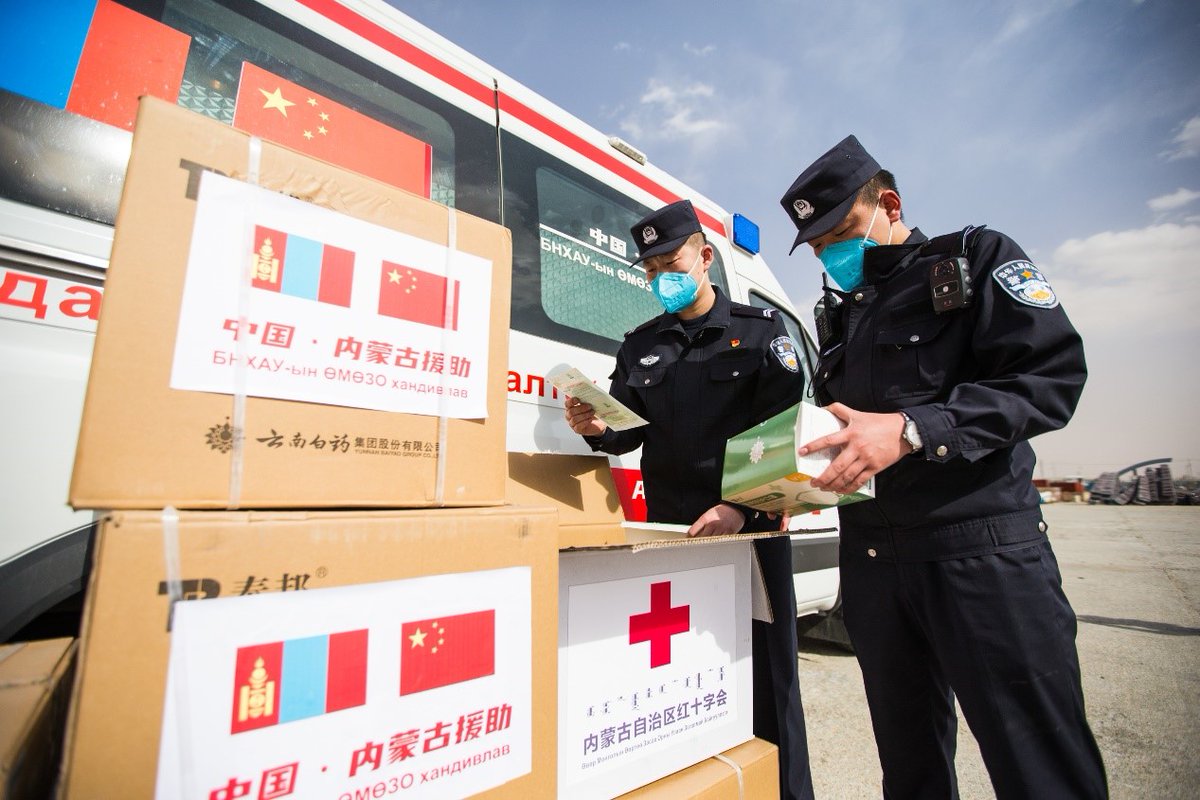 БНХАУ-ын Өвөр Монголоос МУ-д тусалсан тахлаас сэргийлэх 2 дахь ээлжийн эд зүйлсийг 4-р сарын 25-ны өдөр Эрээн хотын авто боомтоор нэвтрүүлэв. Үүнд түргэн тусламжийн машин, амьсгалын аппарат, хяналтын аппарат, N95 амны хаалт нийт 2.26 сая юаний тусламжийн эд зүйлс хандивалсан бн.