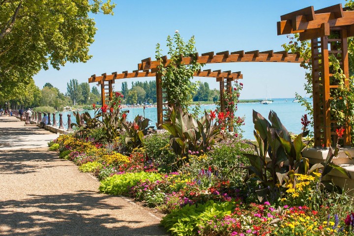 VineyardKapolna's tweet photo. #HungaryGuide
Best day trips from Budapest: #Szentendre #Gödöllő #Eger #LakeBalaton #Visegrád 🇭🇺
➡️ #Budapest #Hungary #daytripHUN #daytrips #VisitHUN #travelHUN #WhatToSeeBUD #WhereToGoBUD
https://t.co/90806TNUAV
Pictures https://t.co/IDBZcSQppR