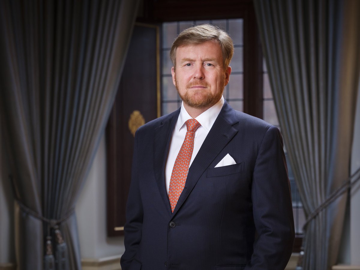 Koning Willem-Alexander viert vandaag zijn 53e verjaardag. Ik feliciteer hem van harte en wens hem een fijne, feestelijke dag toe met zijn gezin. Net als de rest van Nederland viert hij #Koningsdagthuis. Het mooiste cadeau dat wij hem kunnen geven is om dat voorbeeld te volgen.