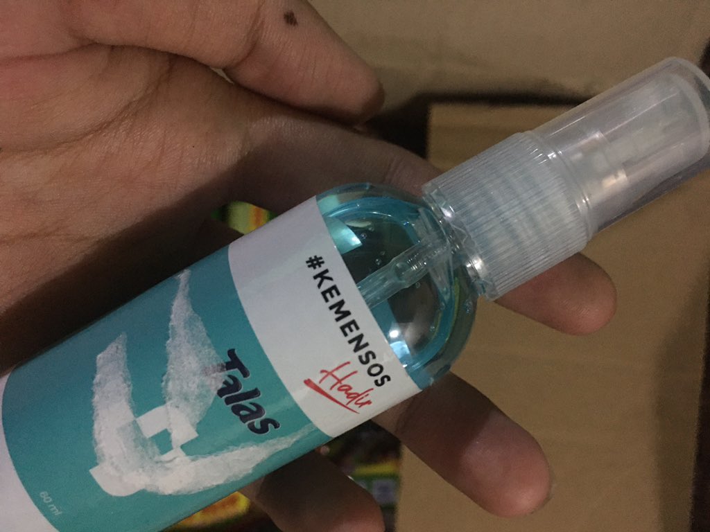Bupati Klaten Seharusnya Malu

Semalam kita diramaikan oleh beredarnya foto handsanitizer bersticker “Bantuan Bupati Klaten” dan ketika stickernya dilepas ternyata itu bantuan dari KEMENSOS? Lalu bagaimana anggaran pengadaan handsanitizer oleh Pemda? 

#BupatiKlatenMemalukan
