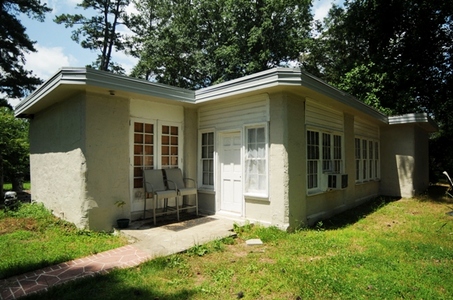 The seven original structures, designed by architect Thomas Hibben, worked perfectly and still stand in near perfect conditions, apart from the flat leaky roofs (modernism) and the concrete foundations (because of course).