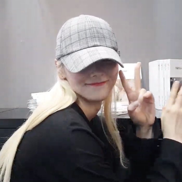 jinsoul pics (@jinsoulpictures) on Twitter photo 