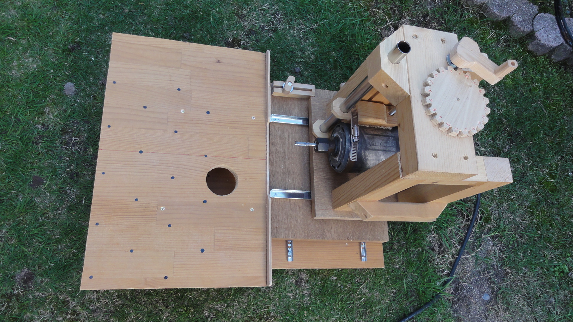 296kelika Diy愛好者あこがれの あられ組が出来ました ミニ鰹節削り器 この自作機械はルータ を水平にセットし 前後左右はスライダーで 上下方向はボルトナットを利用して上部グリップ ボルト １回転で1 5 動きます これがあればだれでも簡単に