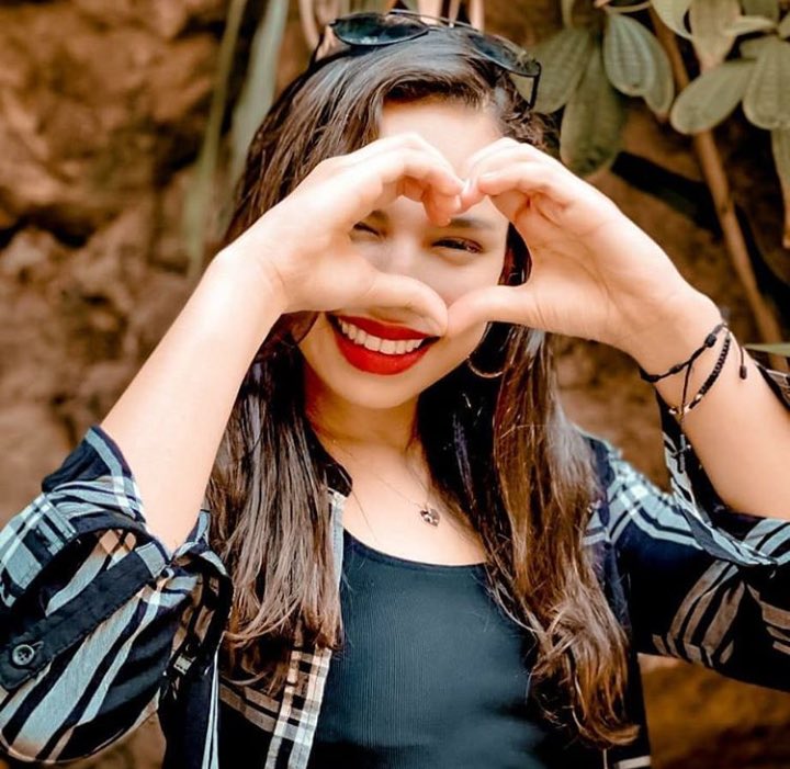sandpatricia22's tweet photo. ANGIE SIENDO ANGIE     Continúa sonriendo, porque la vida es bella y hay muchas cosas por las que sonreír!!! @Angiefloreshn @AFansusa @AngieFans15 @ALievershn @fanspageAngie @AngieliversMXHN @AngieliversMXHN https://t.co/9rDNDKs8Gl