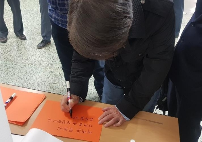 ☑“여러분 덕분에 이겨낼 수 있었습니다 감사합니다”
☑“그동안 얼마나 고생이 많으셨냐 의료진에게 안부 인사”
☑방호복으로 갈아입고 오후 2시부터 아내와 본격적인 봉사활동
news.naver.com/main/read.nhn?…