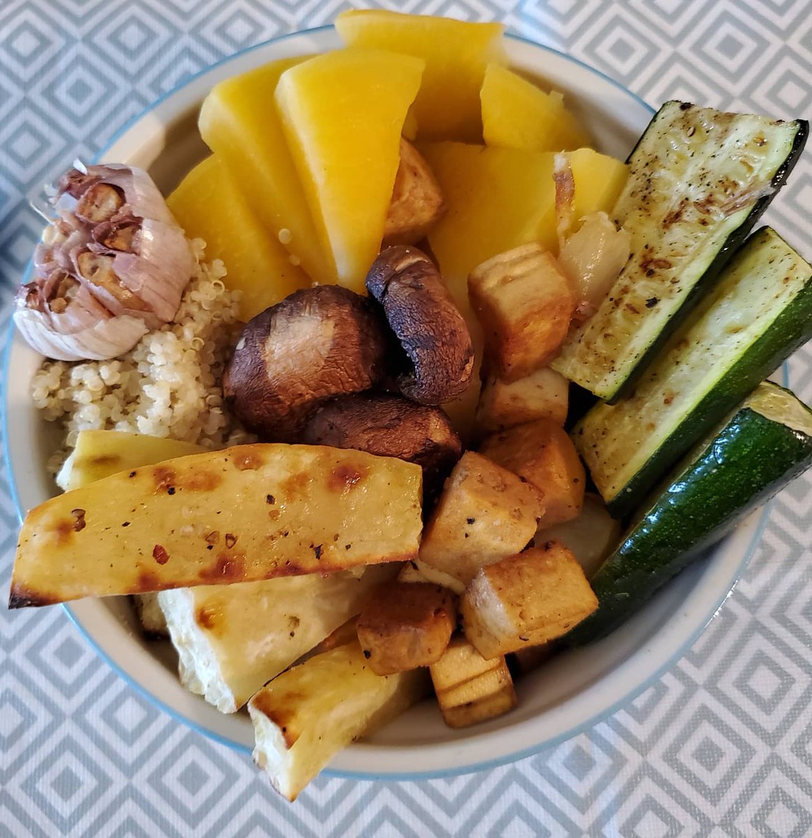 PoppyetPeach's tweet photo. 💚 Been making a lot of nourish bowls lately. It is no small feat to prepare a bunch of veggies, but when you find ones you love, add in some quinoa or grain of your choice, and add a yummy vegan sauce. https://t.co/qAz0fG5KfU