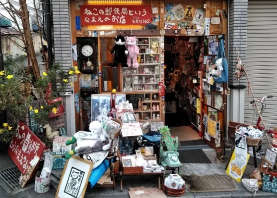 神楽坂の猫グッズの雑貨店 神楽坂ねこの郵便局というなまえのお店 店内は猫の切手からポストカード 猫の雑貨で埋め尽くされて 04 27 神楽坂deかぐらむら編集部