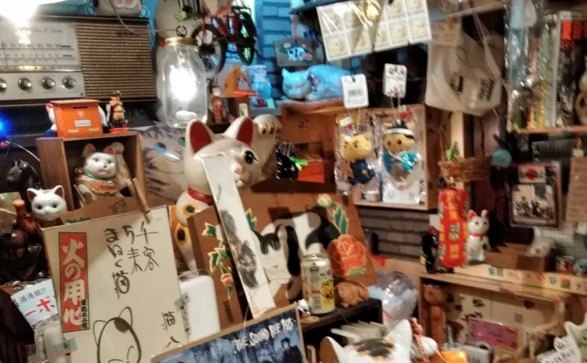 神楽坂の猫グッズの雑貨店 神楽坂ねこの郵便局というなまえのお店 店内は猫の切手からポストカード 猫の雑貨で埋め尽くされて 04 27 神楽坂deかぐらむら編集部