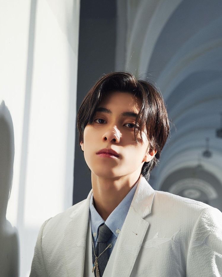– hendery as apollogod of light, truth, music, poetry, healing, plague, and prophecy