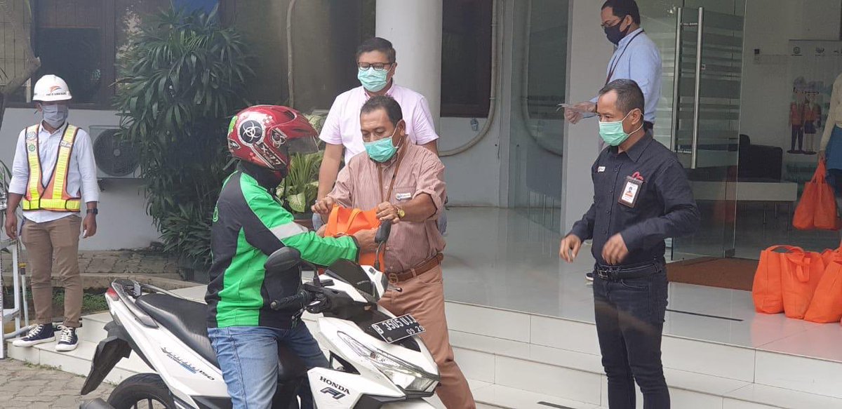 indonesiaport's tweet photo. IPC Sunda kelapa kembali menyalurkan bantuan sembako sebanyak 100 paket kepada masyarakat yang berada di sekitar wilayah Pelabuhan Sunda Kelapa.
#BUMNUntukIndonesia
#IPCLawancorona
#BUMNLawanCorona
#EraBaruPelabuhan
#WorldClassPort
#IPCSundaKelapa
#IPCPeduli https://t.co/D5FSnOHsGb
