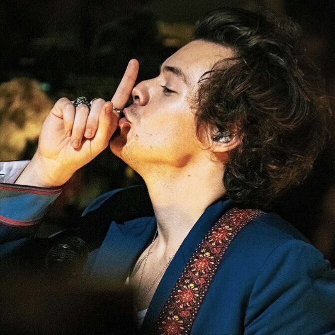 slutforainbow's tweet photo. Can we take a moment to appreciate his beauty? Harry Styles is the clear definition of a prince without a crown 

#OneDirection #HarryAppreciationMonth #HarryStyles https://t.co/PIE7atkQ6x