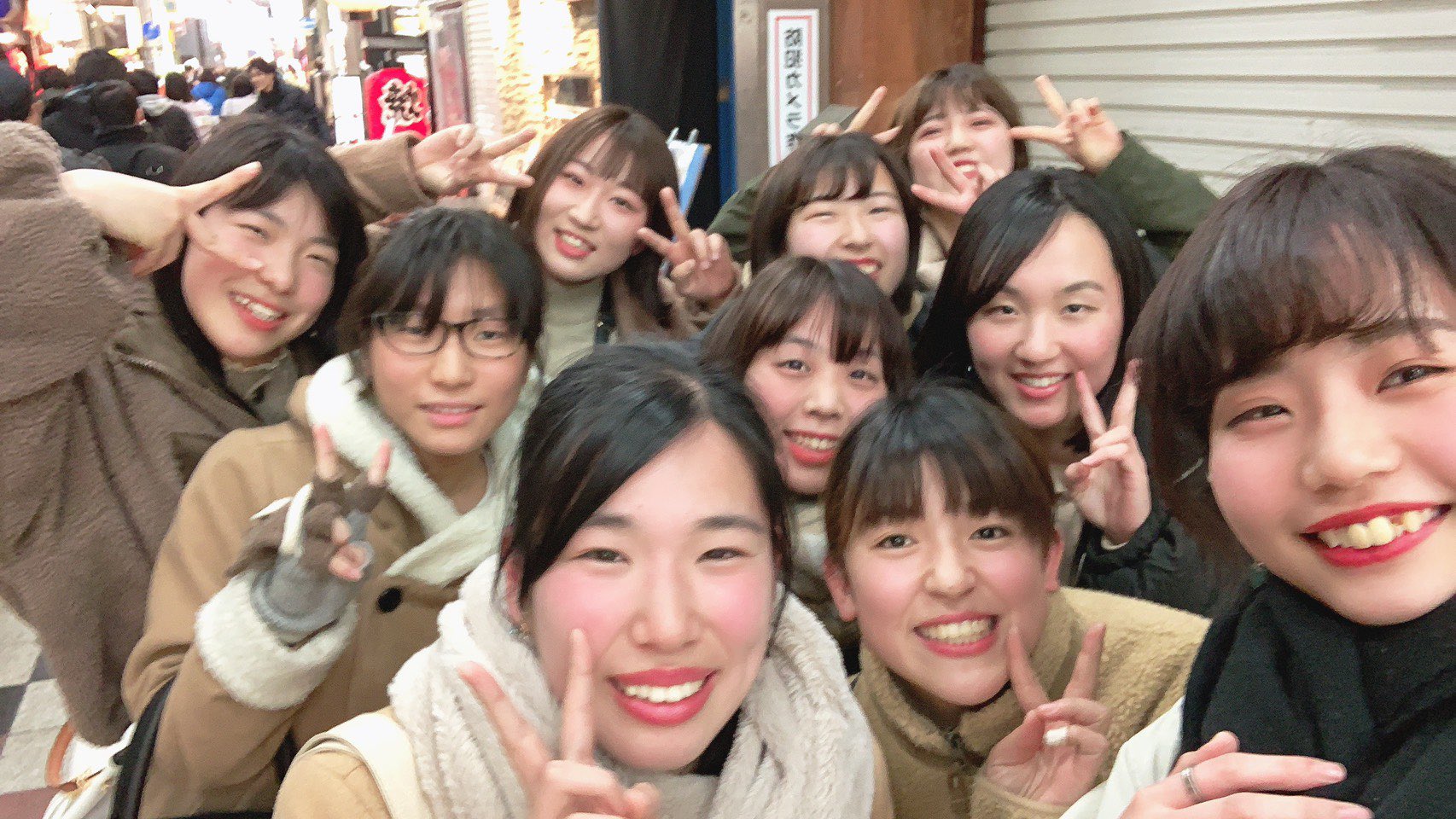 女子　集合写真　　 今更ですが、 集合写真がこれしかないので笑 新年会は引退された先輩方も一緒に🥰  みんな集まると少しうるさいです。 けどそれが楽しくて大好きです！！ #森ノ宮医療大学 #春から森ノ宮医療大学 #女子バレーボール部  https://t.co ...