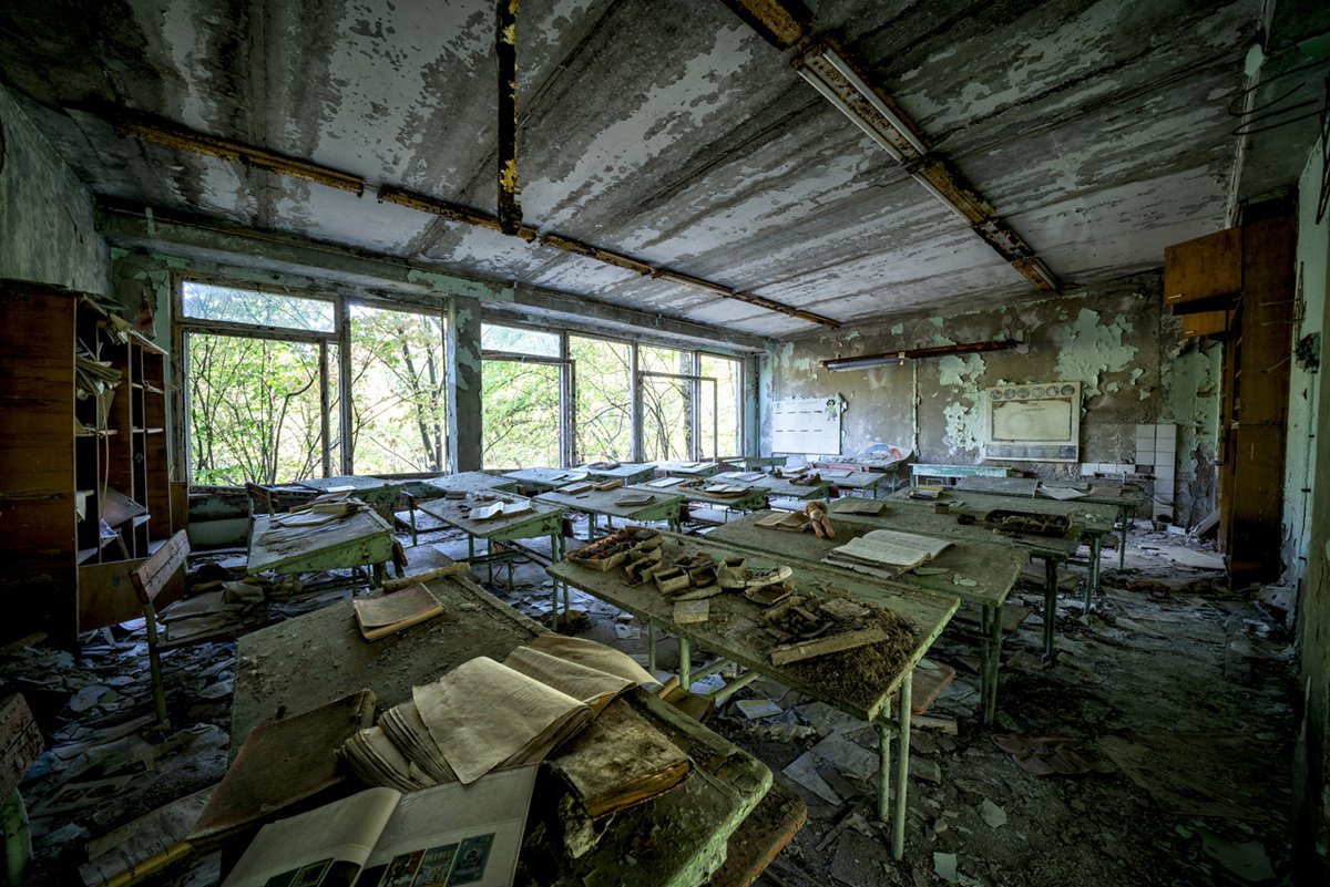 14/ Most of the residents were younger families working for the plant - young families with kids, so there are tons of well-equipped schools - places to learn music, art, philosophy, medicine. We think of Pripyat as a ruin, but it was once vibrant and full of life.