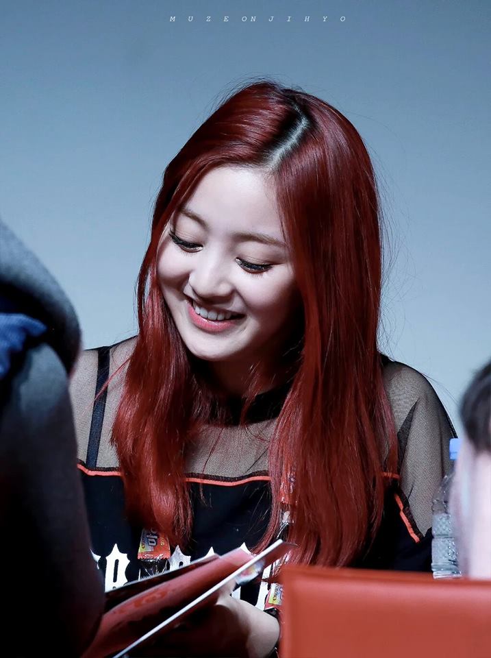 Jihyo's round cheeks- a very fluffy thread