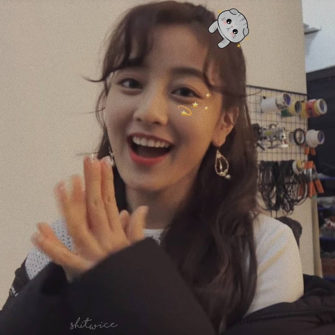 Jihyo's round cheeks- a very fluffy thread