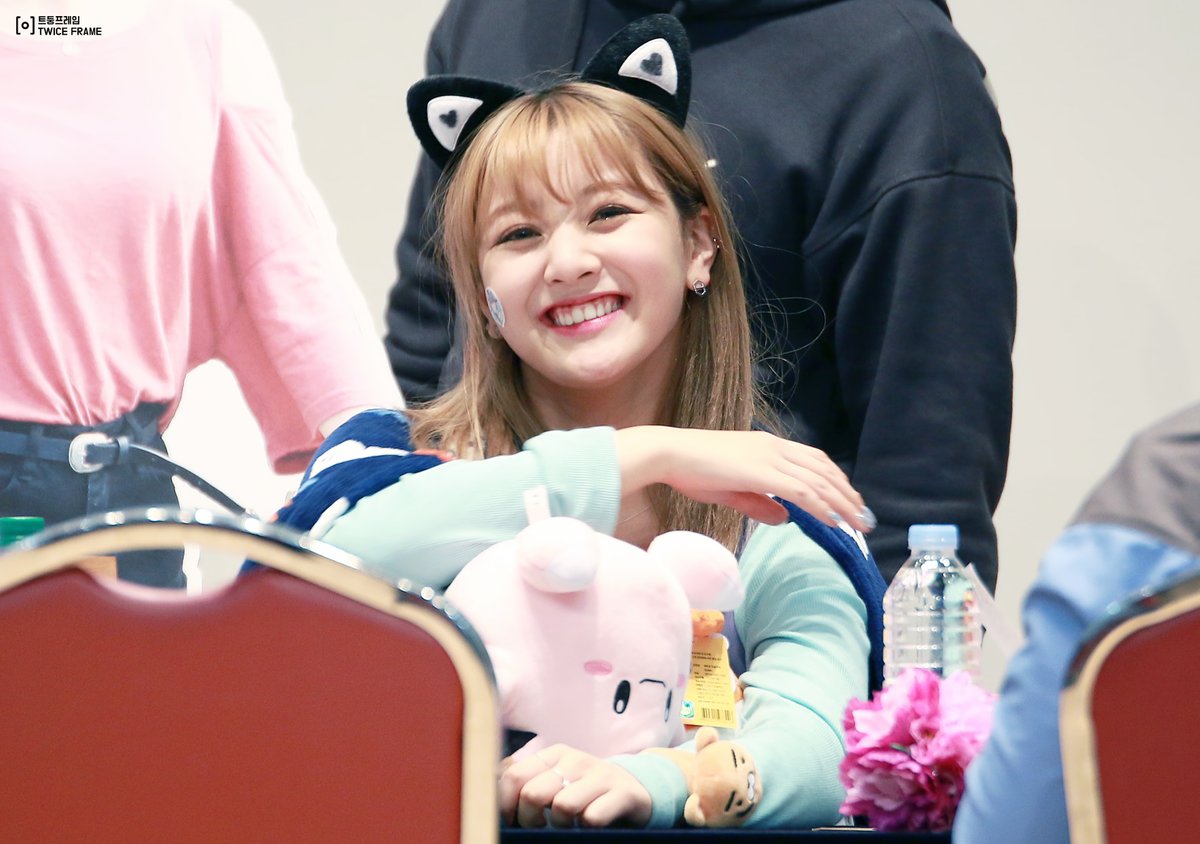 Jihyo's round cheeks- a very fluffy thread