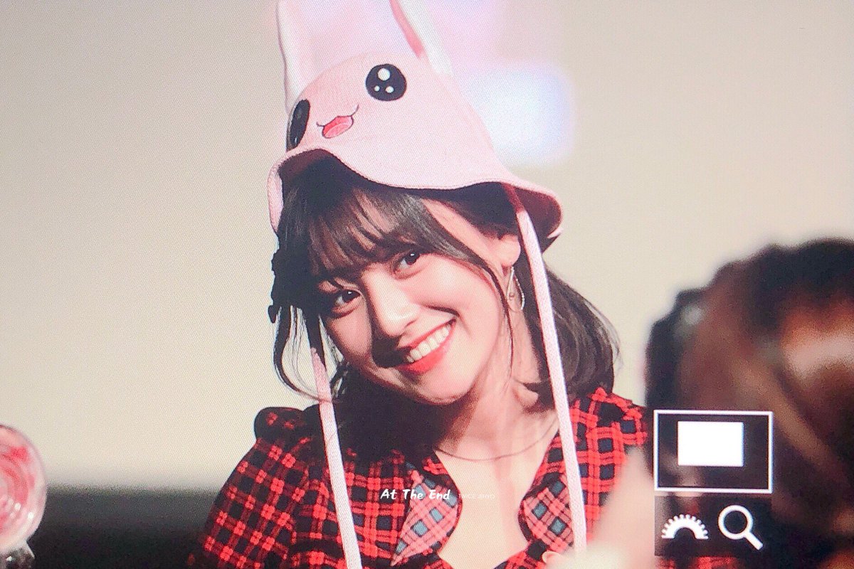 Jihyo's round cheeks- a very fluffy thread