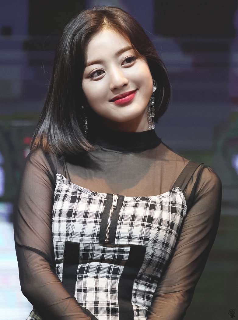 Jihyo's round cheeks- a very fluffy thread