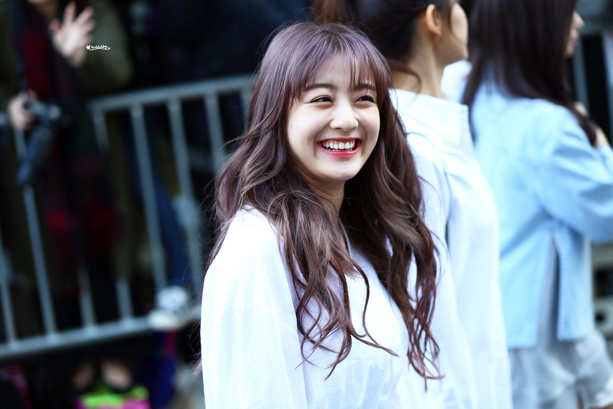 Jihyo's round cheeks- a very fluffy thread