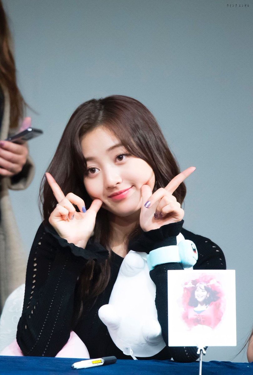 Jihyo's round cheeks- a very fluffy thread