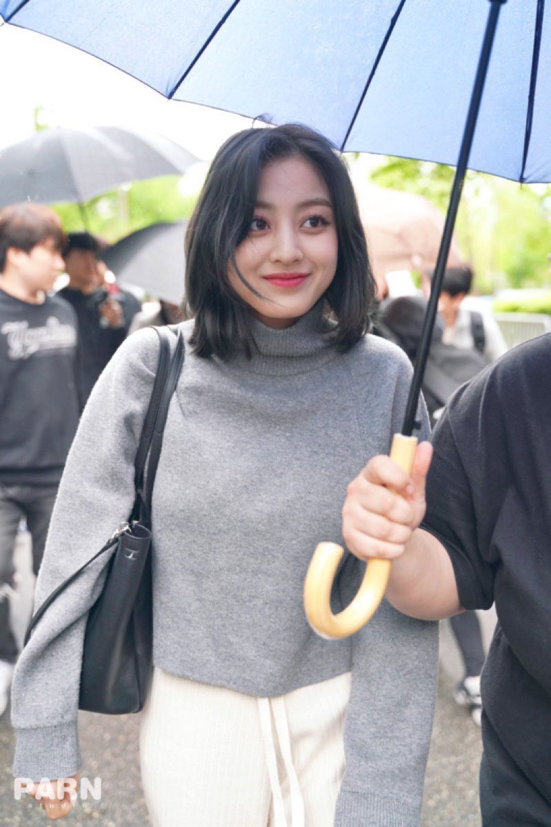 Jihyo's round cheeks- a very fluffy thread