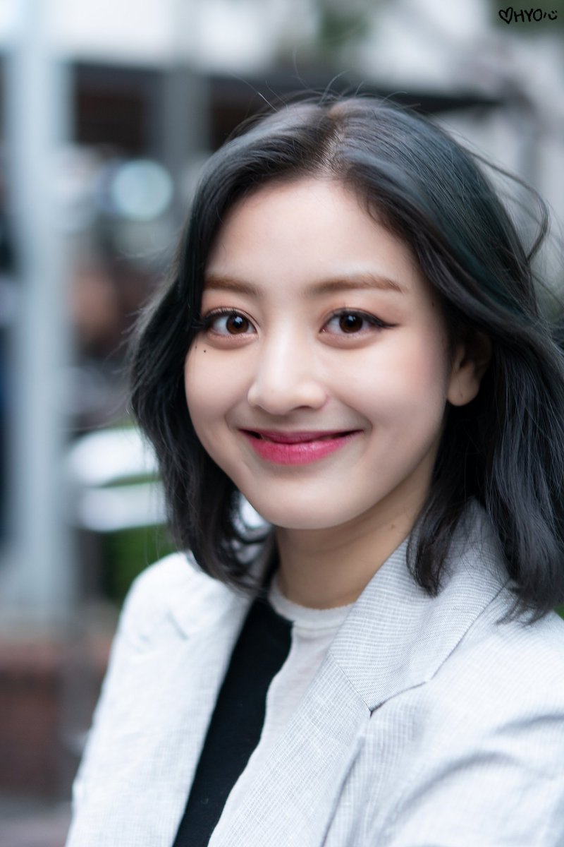 Jihyo's round cheeks- a very fluffy thread