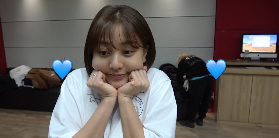 Jihyo's round cheeks- a very fluffy thread