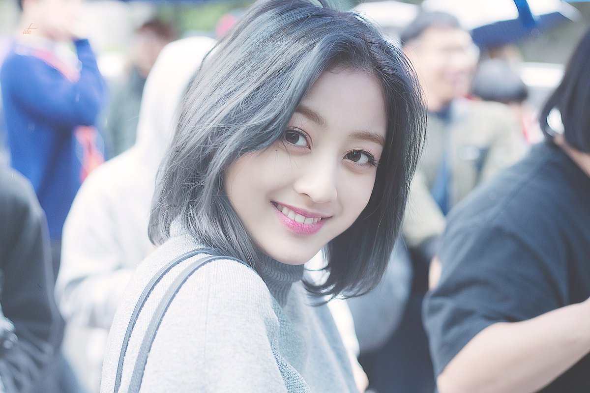 Jihyo's round cheeks- a very fluffy thread