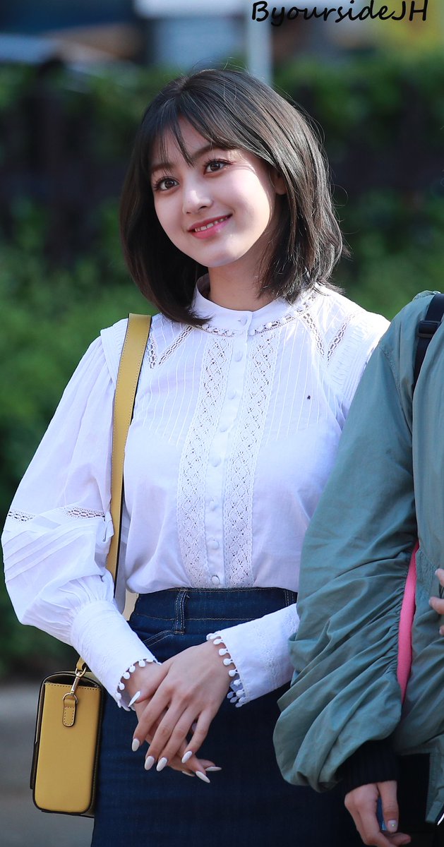 Jihyo's round cheeks- a very fluffy thread