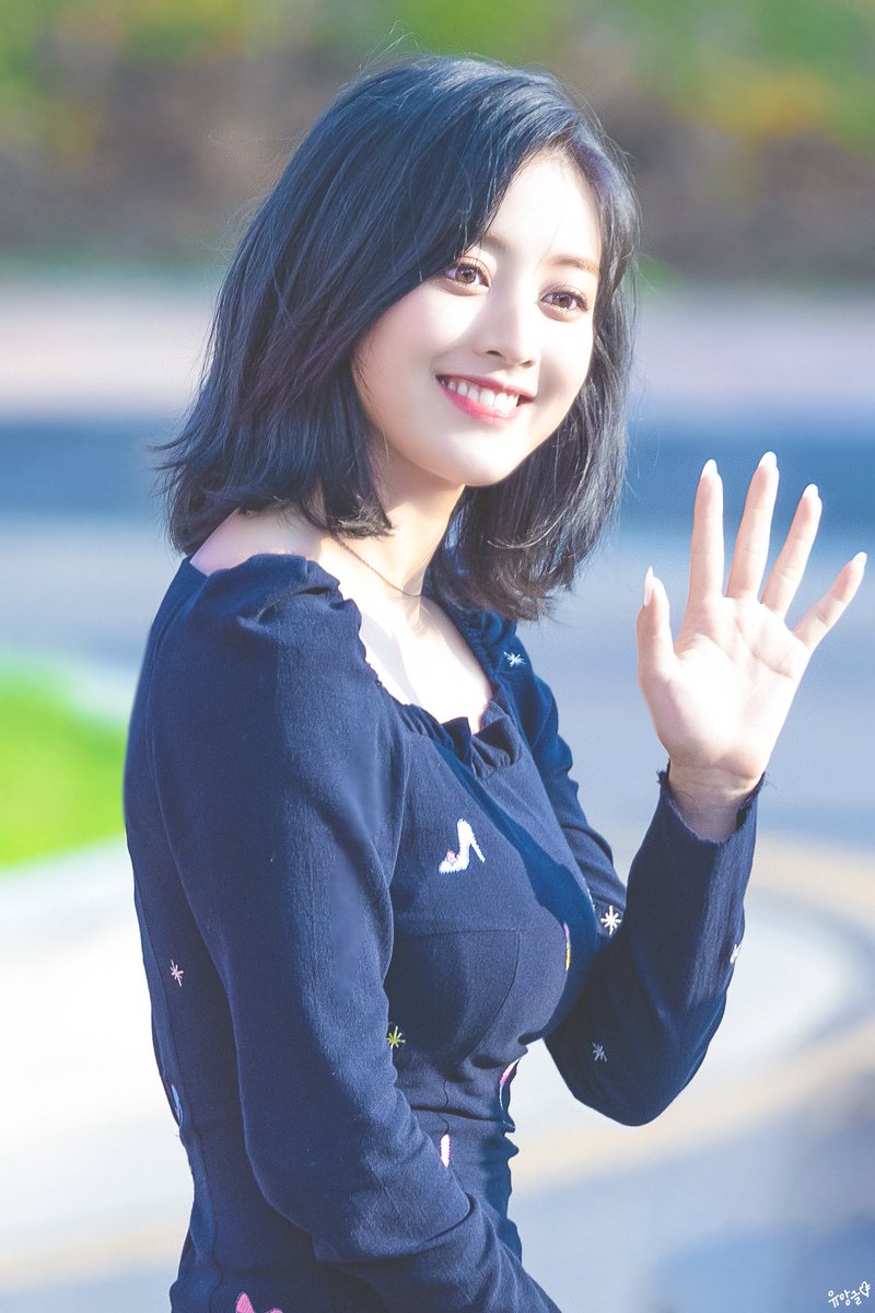 Jihyo's round cheeks- a very fluffy thread