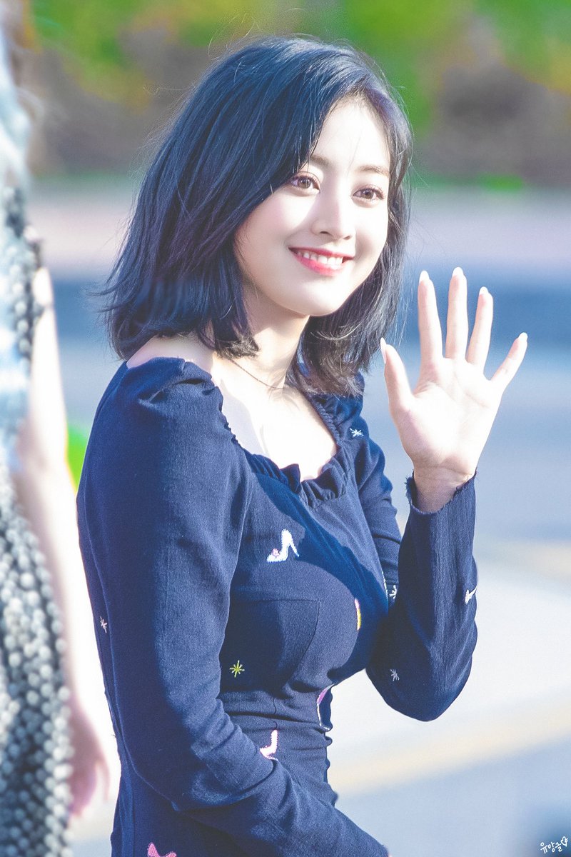 Jihyo's round cheeks- a very fluffy thread