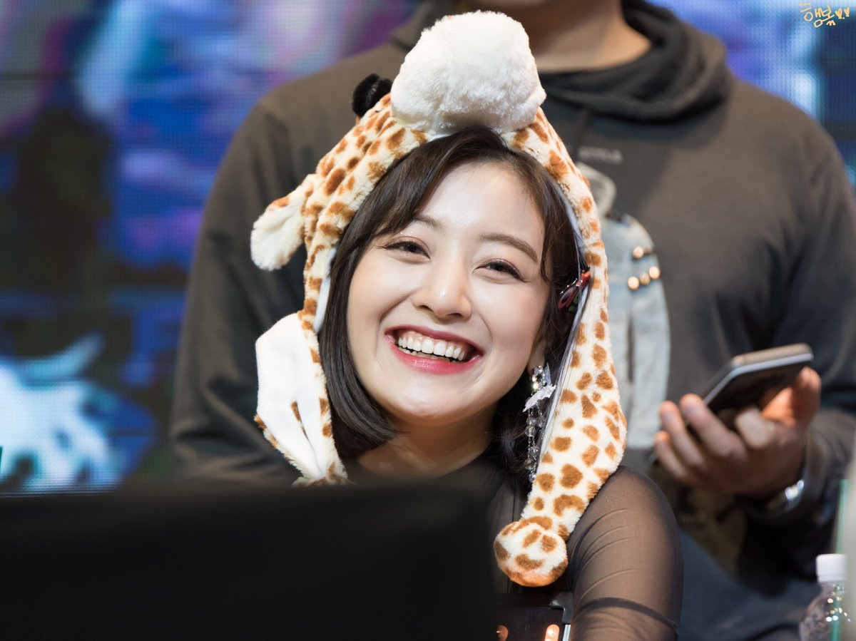 Jihyo's round cheeks- a very fluffy thread