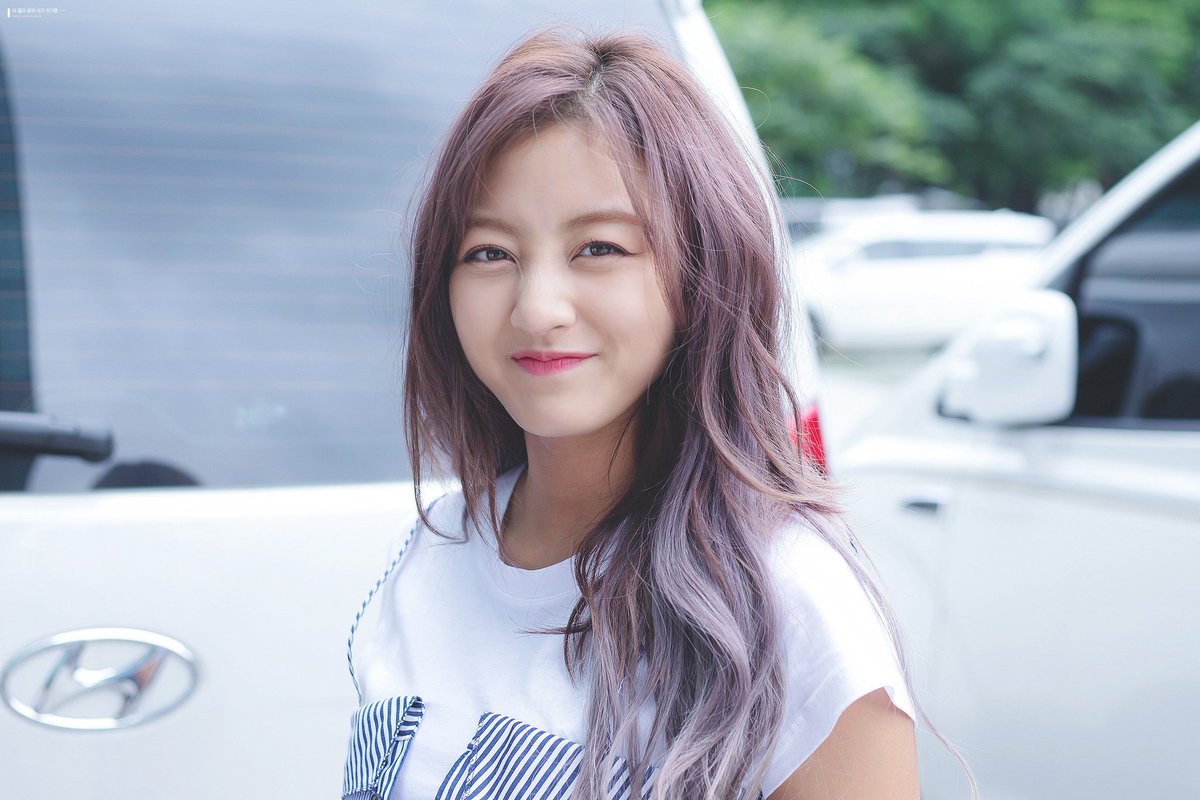 Jihyo's round cheeks- a very fluffy thread