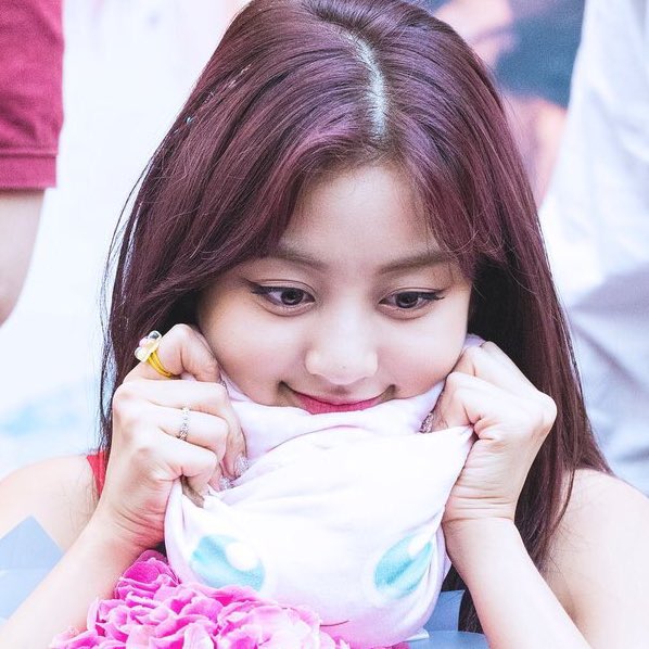 Jihyo's round cheeks- a very fluffy thread