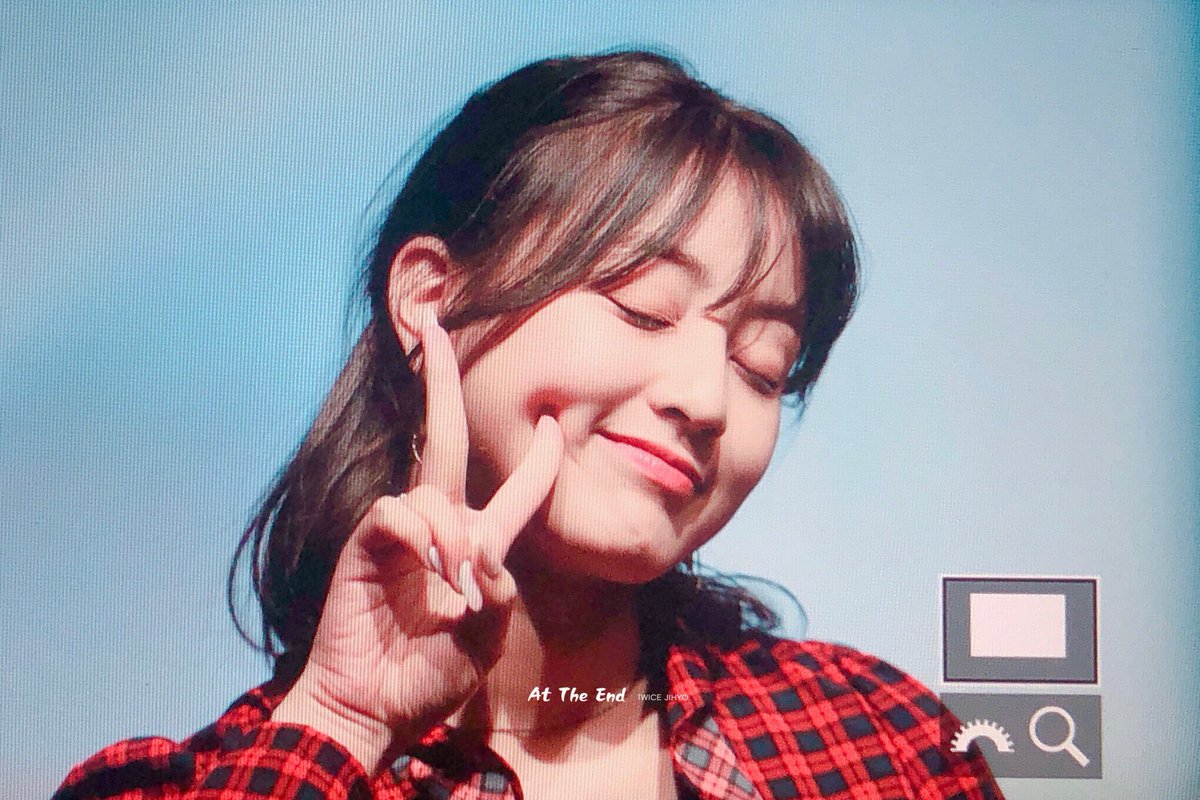 Jihyo's round cheeks- a very fluffy thread