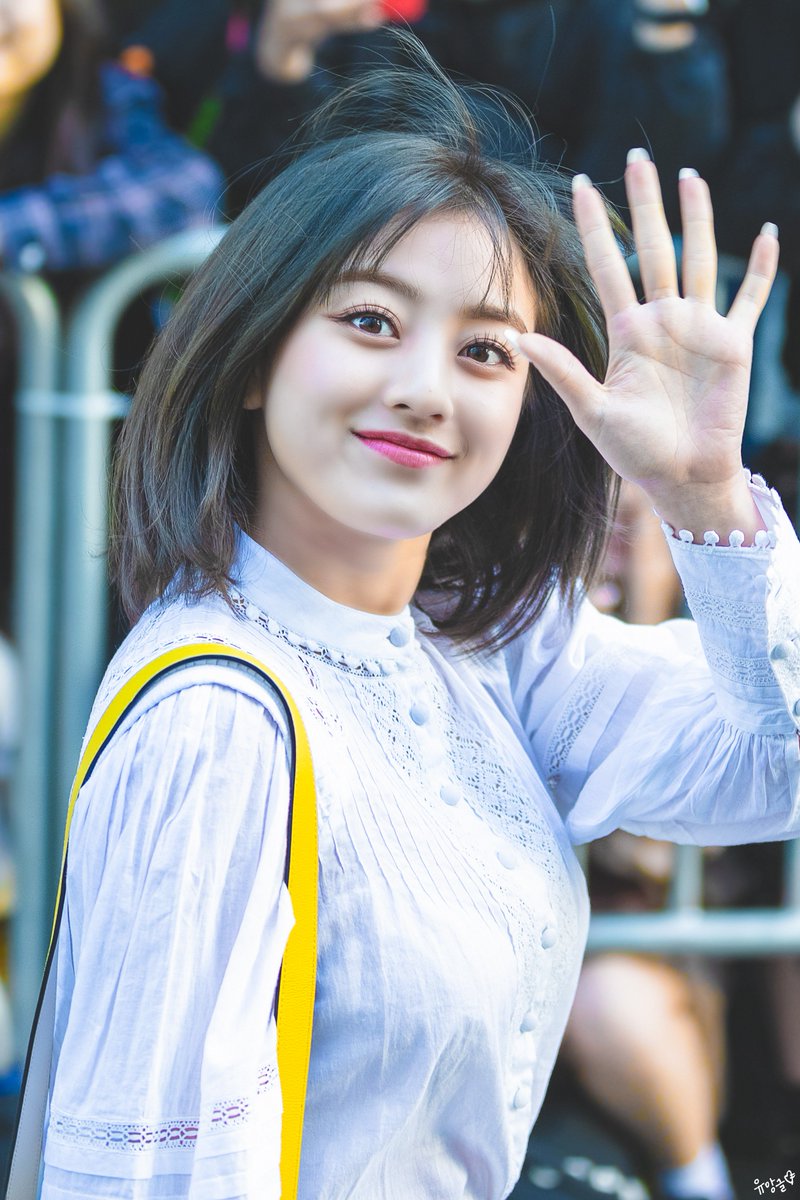 Jihyo's round cheeks- a very fluffy thread