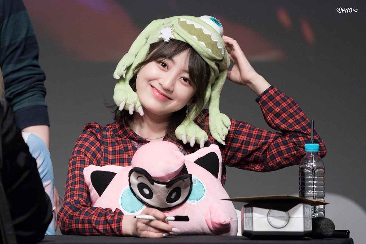 Jihyo's round cheeks- a very fluffy thread