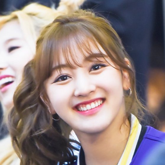 Jihyo's round cheeks- a very fluffy thread