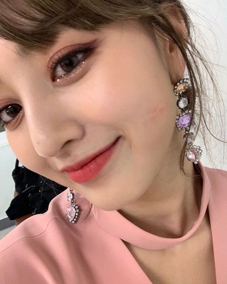 Jihyo's round cheeks- a very fluffy thread