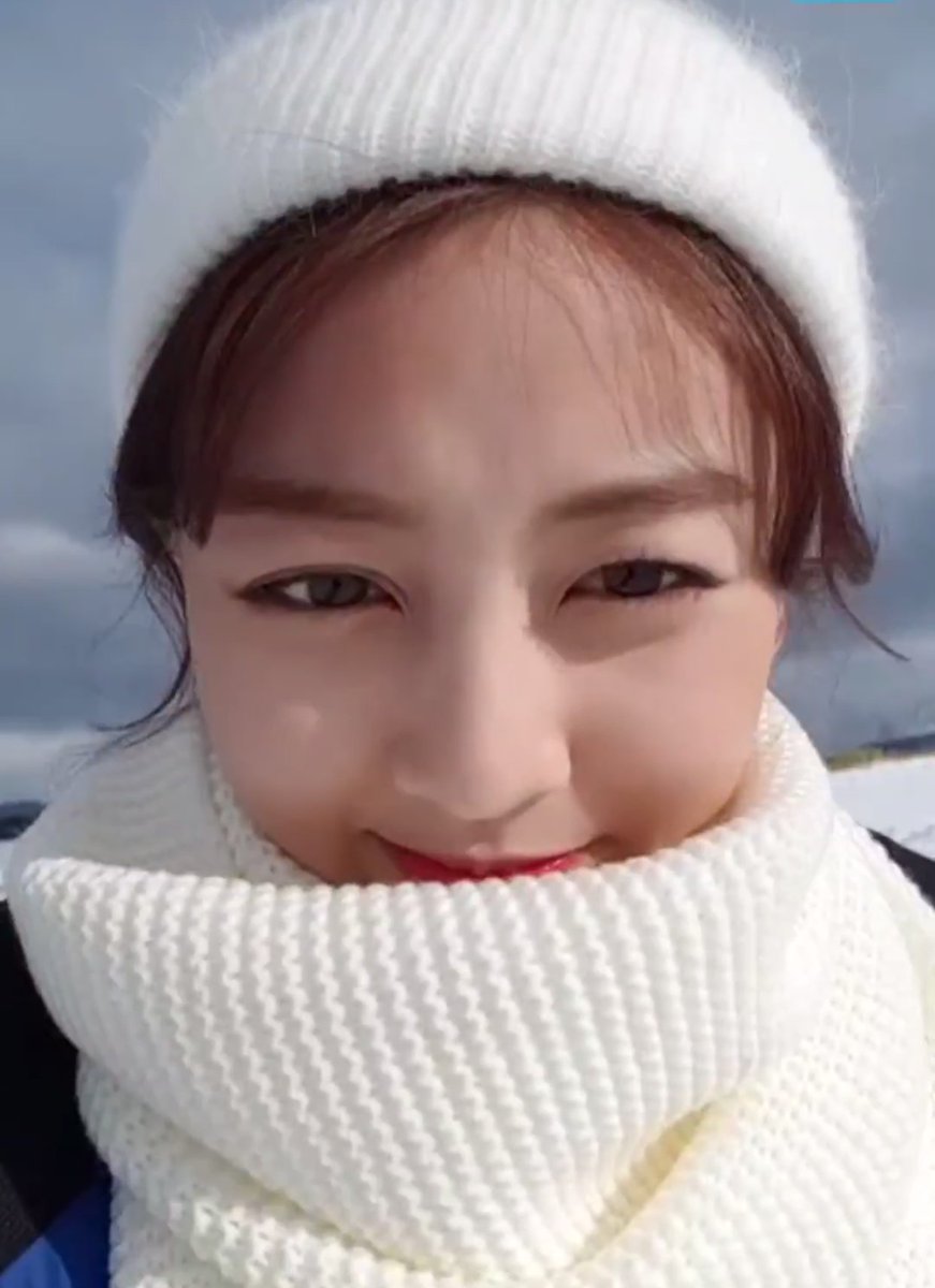 Jihyo's round cheeks- a very fluffy thread