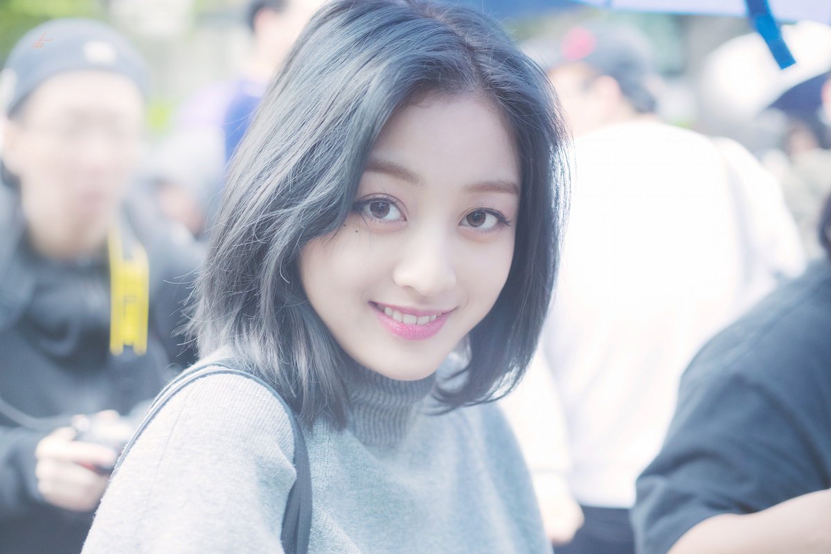 Jihyo's round cheeks- a very fluffy thread