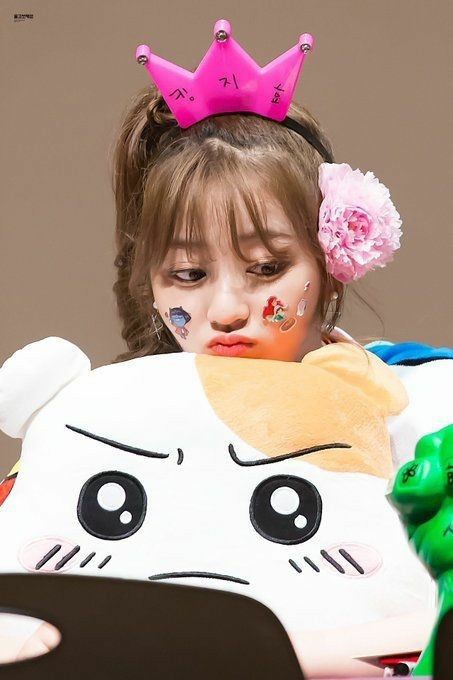 Jihyo's round cheeks- a very fluffy thread