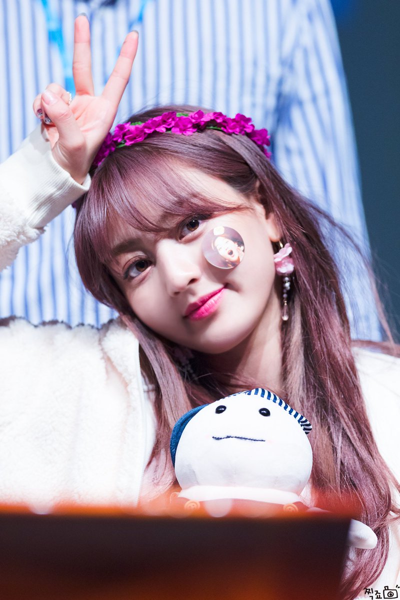 Jihyo's round cheeks- a very fluffy thread