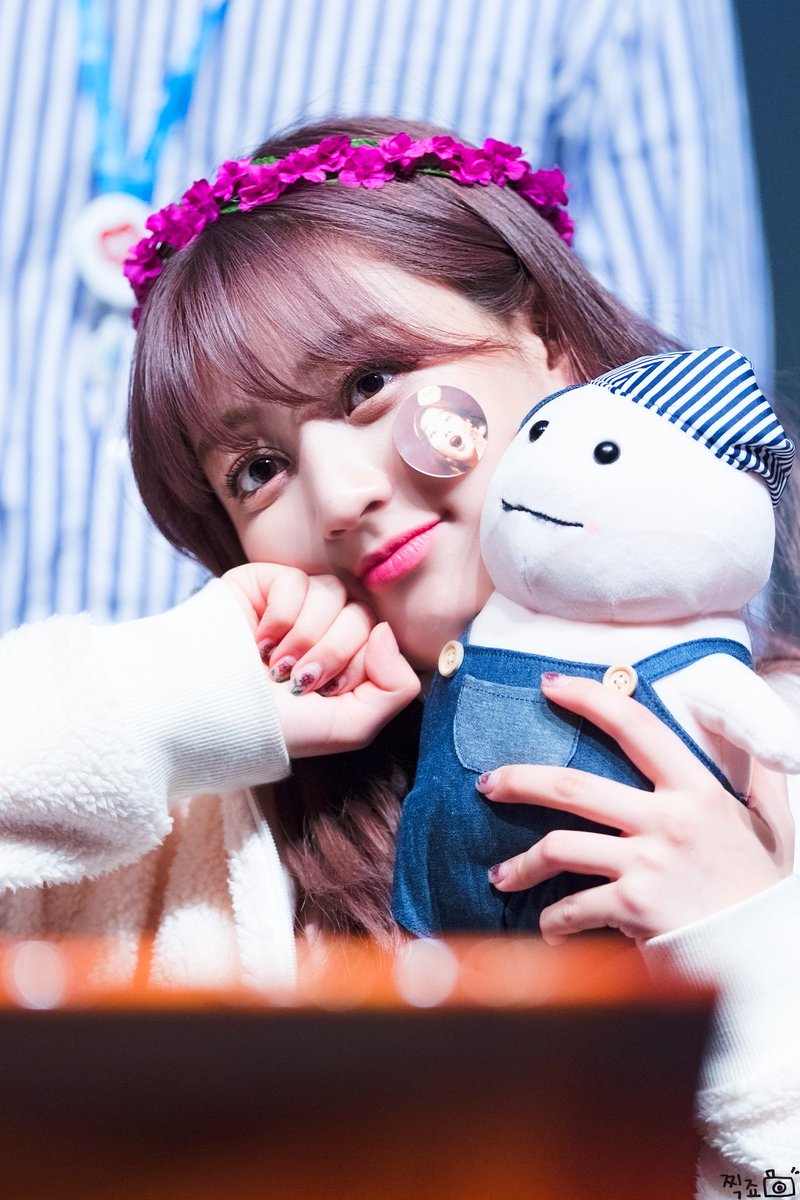 Jihyo's round cheeks- a very fluffy thread