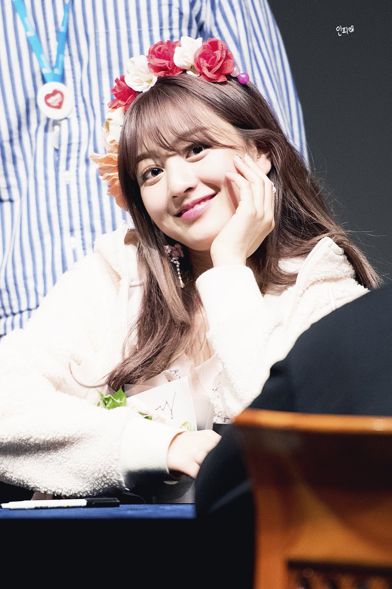 Jihyo's round cheeks- a very fluffy thread