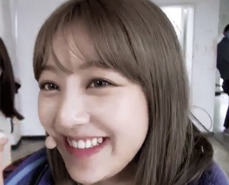 Jihyo's round cheeks- a very fluffy thread